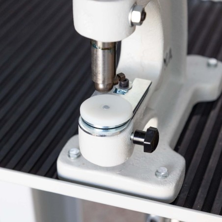 Prensa remachadora con mesa de cajón y pedal