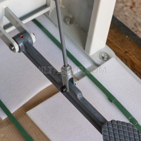 Prensa remachadora con mesa de cajón y pedal
