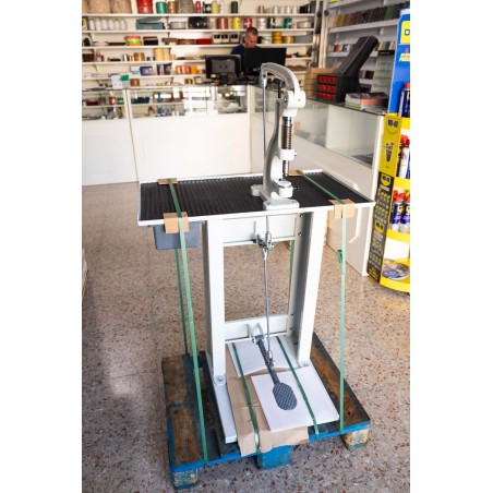 Prensa remachadora con mesa de cajón y pedal