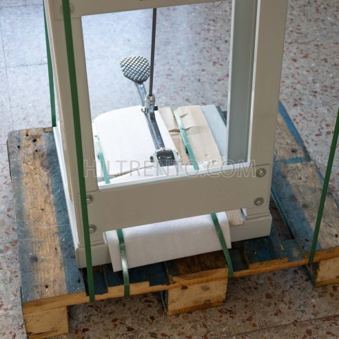 Prensa remachadora con mesa de cajón y pedal