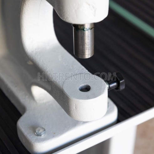 Prensa remachadora con mesa de cajón y pedal