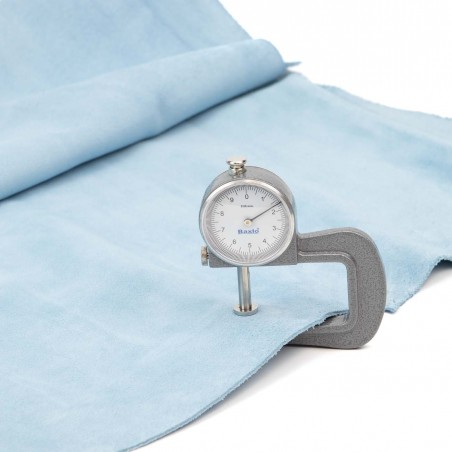 Piel serraje vacuno, color azul celeste nube, grosor 1,4 - 1,6 mm